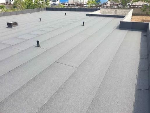 Acoperiș modern plan, pregătit pentru membrană hidroizolantă