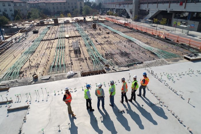 Antreprenor general - echipă coordonând un șantier de construcții