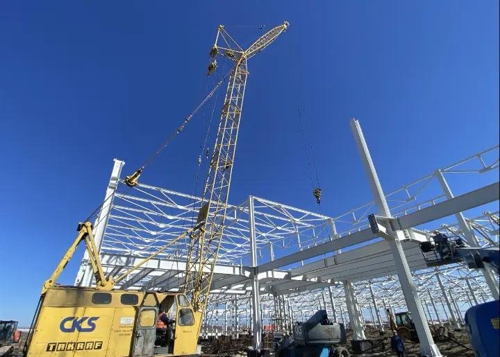 Montaj structură metalică cu macara pe șantier
