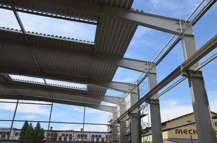 Structură metalică cu grinzi de oțel și tablă de acoperiș