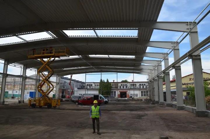 Interior hală pe structură metalică în timpul montajului
