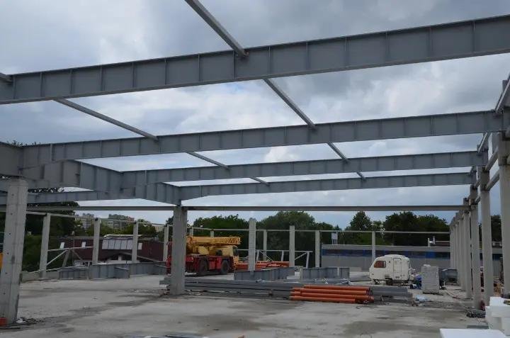 Construcție metalică în lucru - structură de oțel ridicată de echipa Atotconstruct