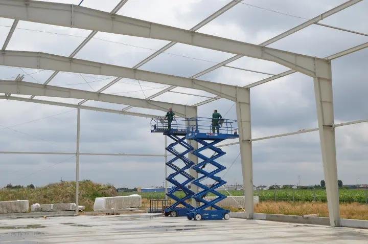 Montaj acoperiș pe structură metalică cu platformă