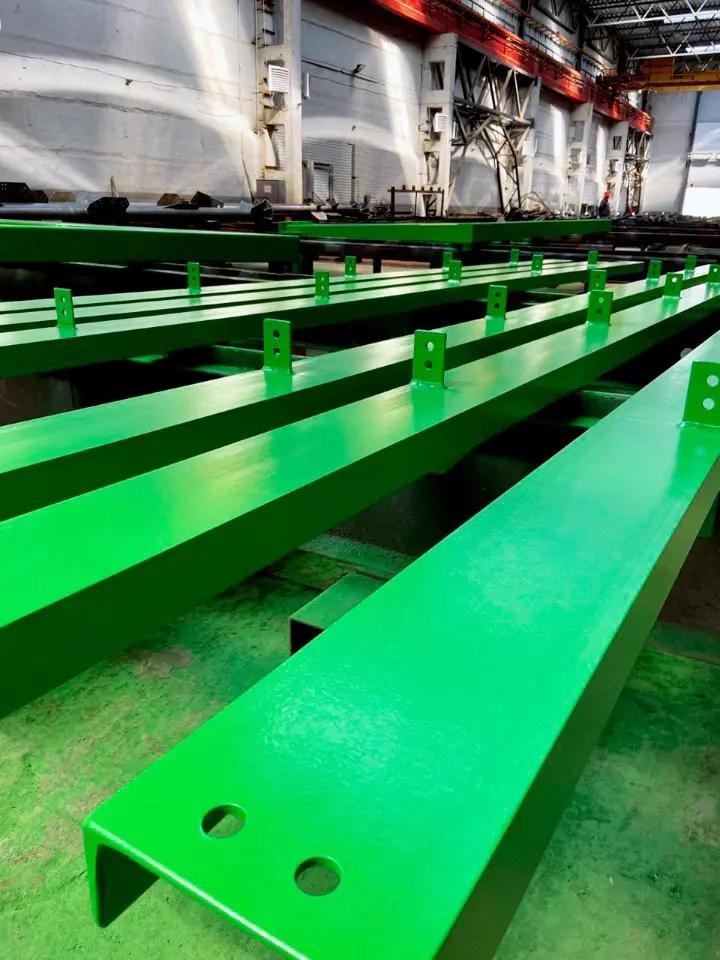 Confecții metalice - grinzi de oțel vopsite verde