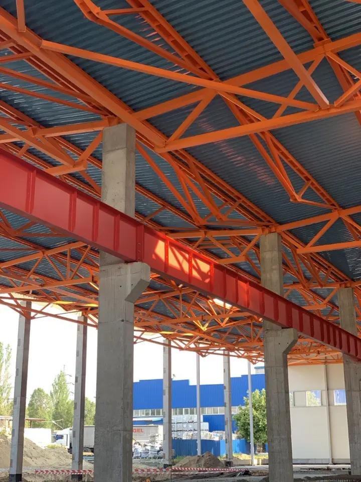 Structură metalică portocalie cu grindă principală roșie