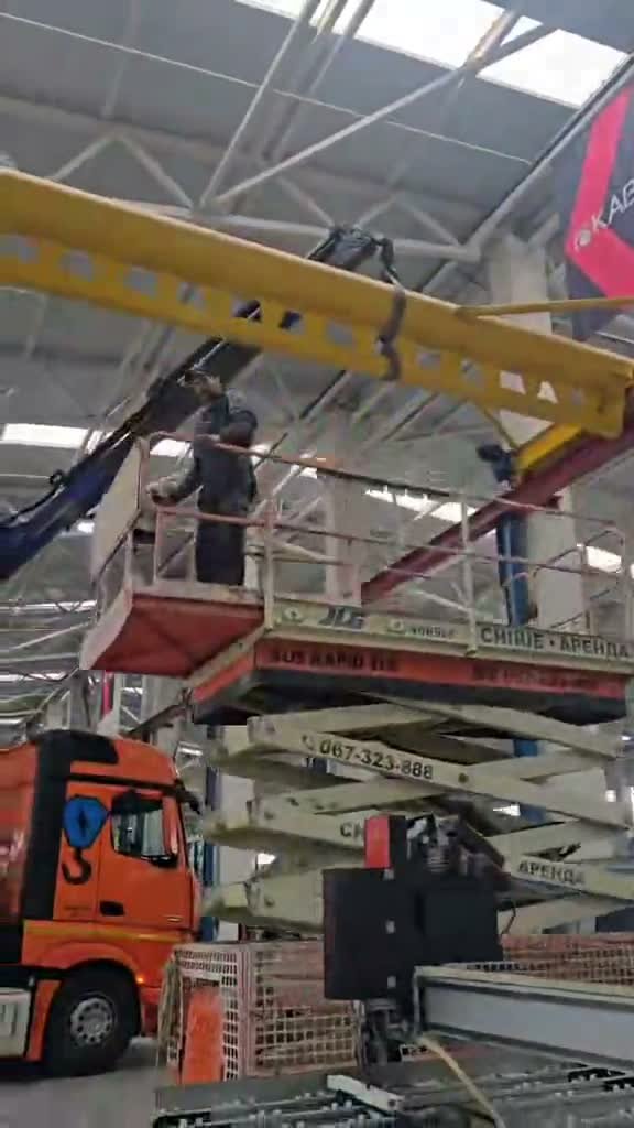 Video - lucrări de construcții metalice în hală