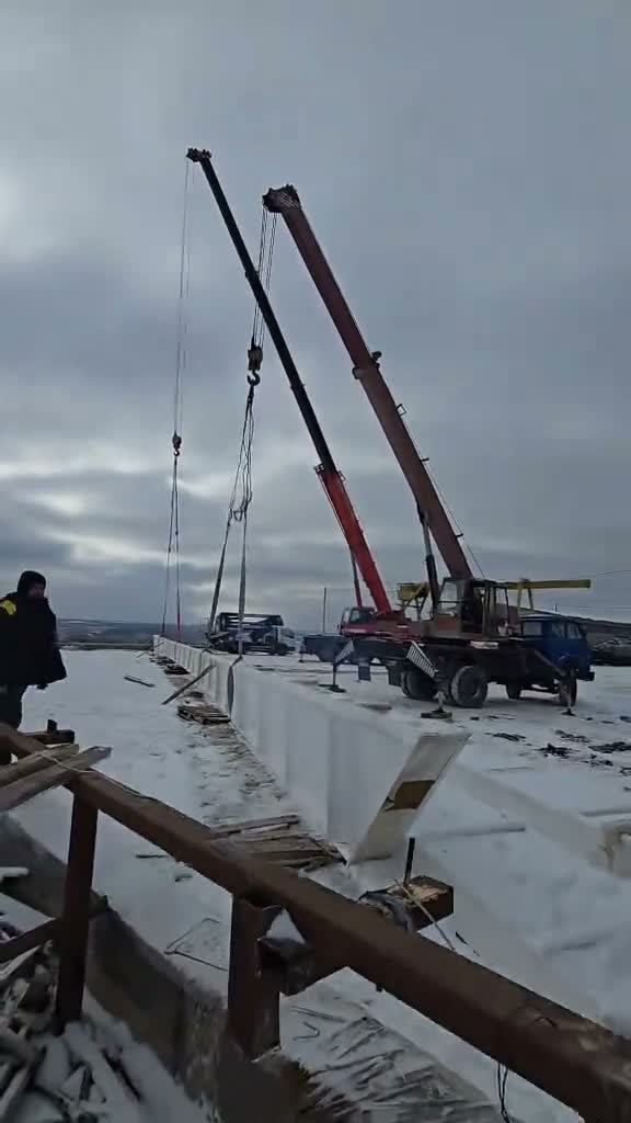 Video - montaj structură metalică cu macarale