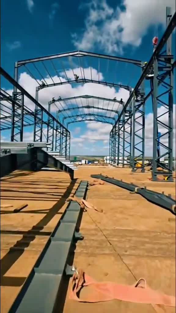 Video - hală pe structură metalică sub cer senin